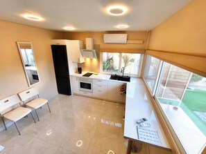 Bungalow – exclusive (Modular 4) | Eget kjøkken | Kjøleskap, mikrobølgeovn, vannkoker og brødrister