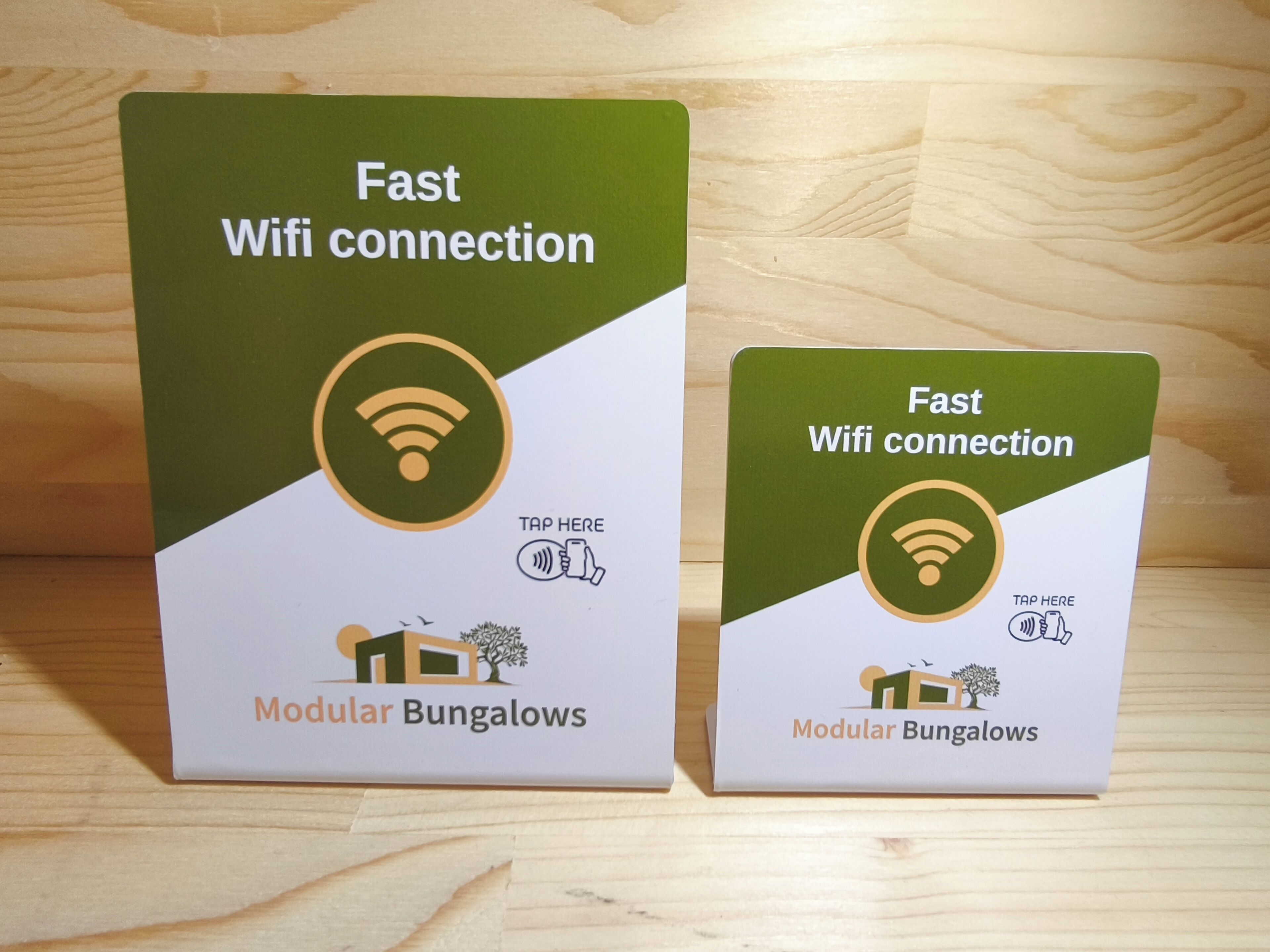 Duas caixas com a inscrição 'Conexão Wifi Rápida Bungalôs Modulares'.