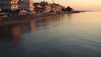 Beach nearby, white sand, 5 beach bars