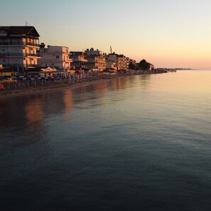Beach nearby, white sand, 5 beach bars
