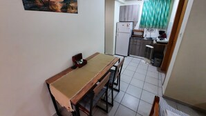 Family Apartment | Private kitchenette | Coffee/tea maker, full-sized fridge, stovetop, cookware/dishes/utensils - Vila Zoi (Katerini)