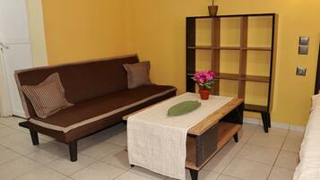 Comfort Studio | Living area | 32-inch flat-screen TV with premium TV channels, TV