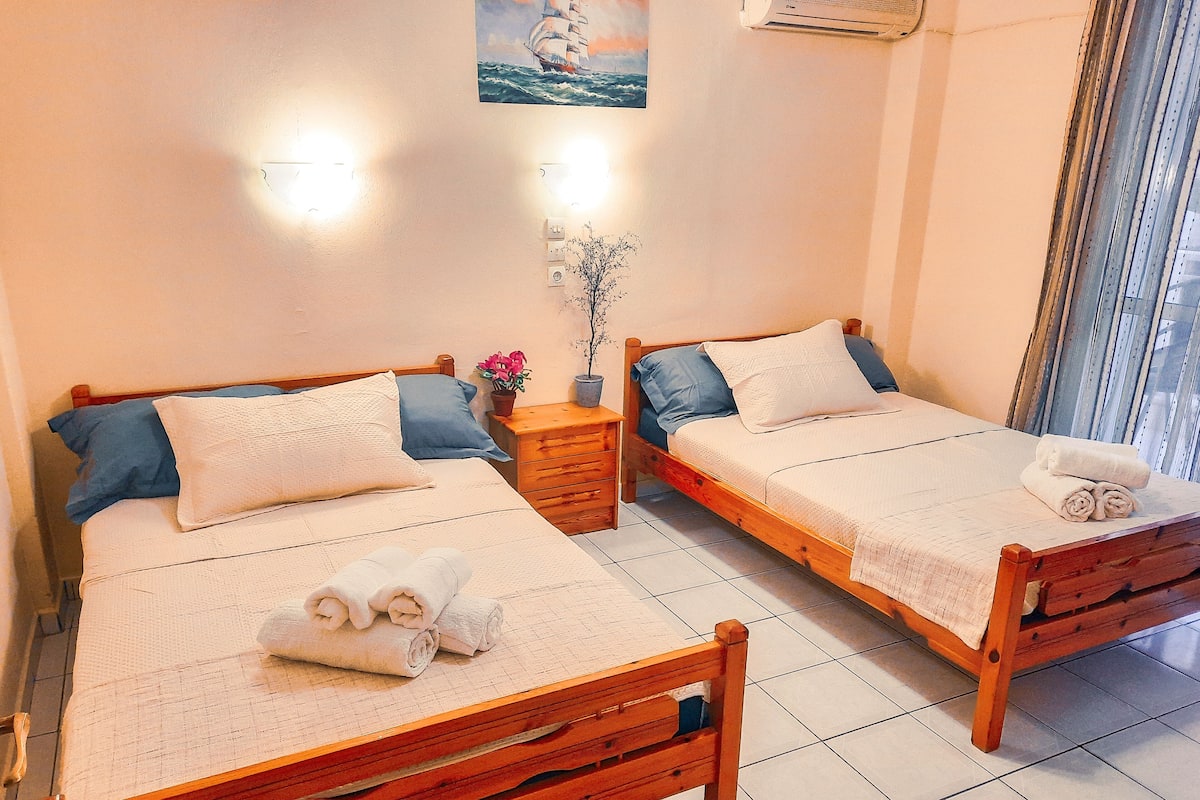 Travel cot, free WiFi, bed sheets