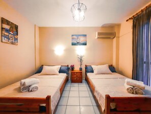 Travel crib, free WiFi, bed sheets