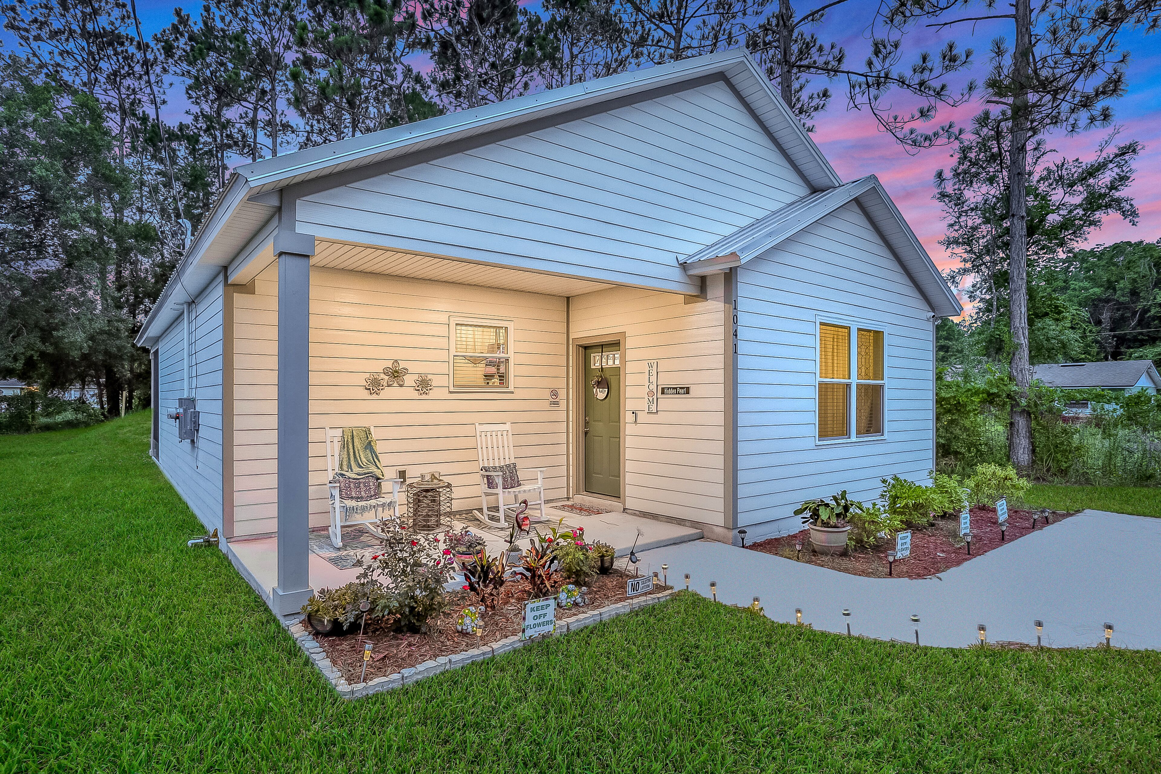 Lovely getaway with alfresco dining, WiFi, W/D & central AC - snowbird-friendly