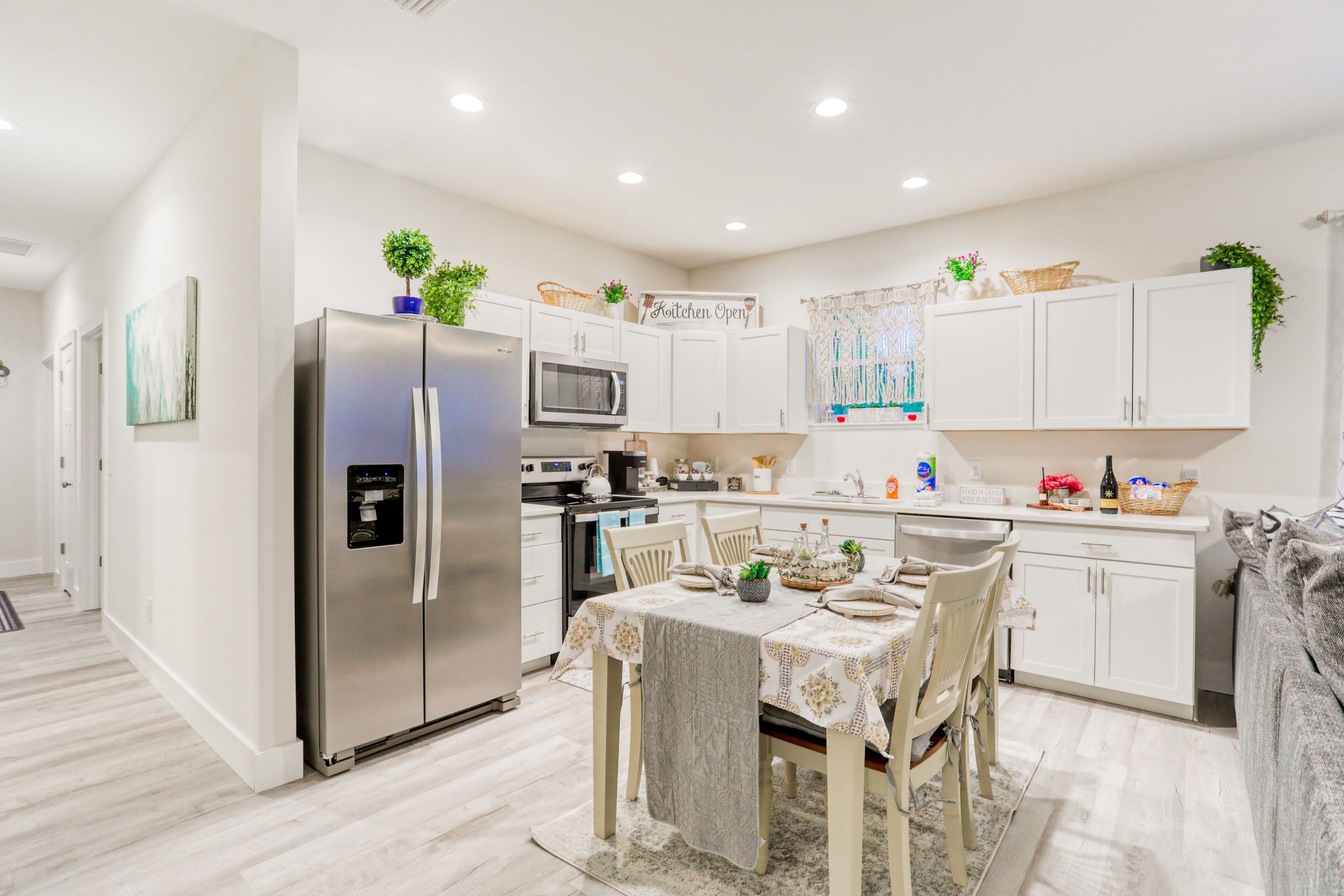 Lovely getaway with alfresco dining, WiFi, W/D & central AC - snowbird-friendly