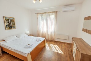 4 makuuhuonetta, silitysrauta/-lauta, vauvan matkasänky, Wi-Fi