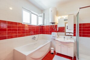 Suihkun ja ammeen yhdistelmä, hiustenkuivaaja, bidee, pyyhkeet