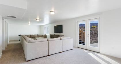 Bear Lake home! Sleeps 19 in comfort, 24 if needed; near lake, bike path, & GC.