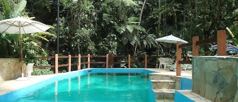 Piscina all'aperto, ombrelloni da piscina, lettini