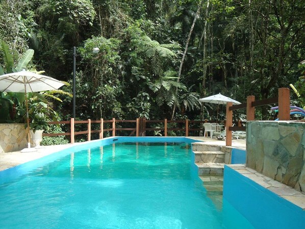 Outdoor pool, pool umbrellas, sun loungers - Espaço Viverde Pousada (Itatiaia)