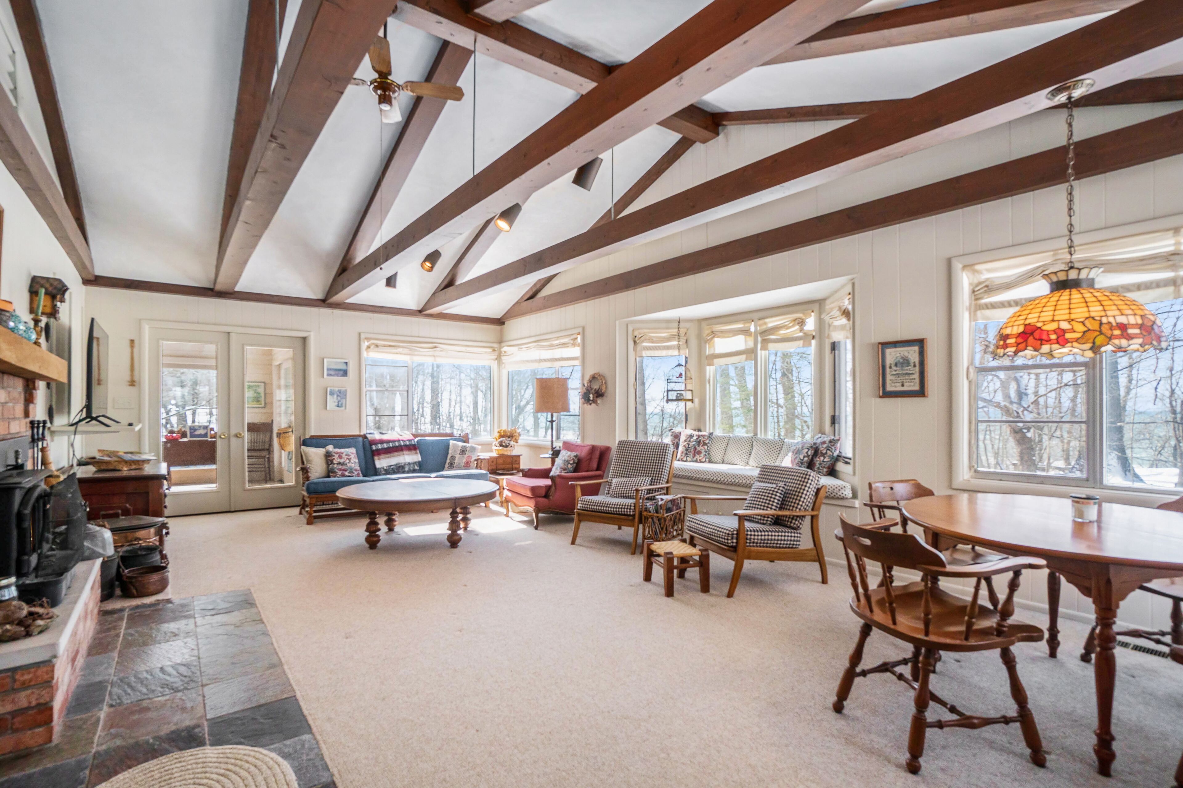 Dog-friendly home with Lake Michigan views, central AC, washer/dryer & free WiFi