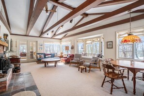 Fernseher, Bücher, Stereoanlage