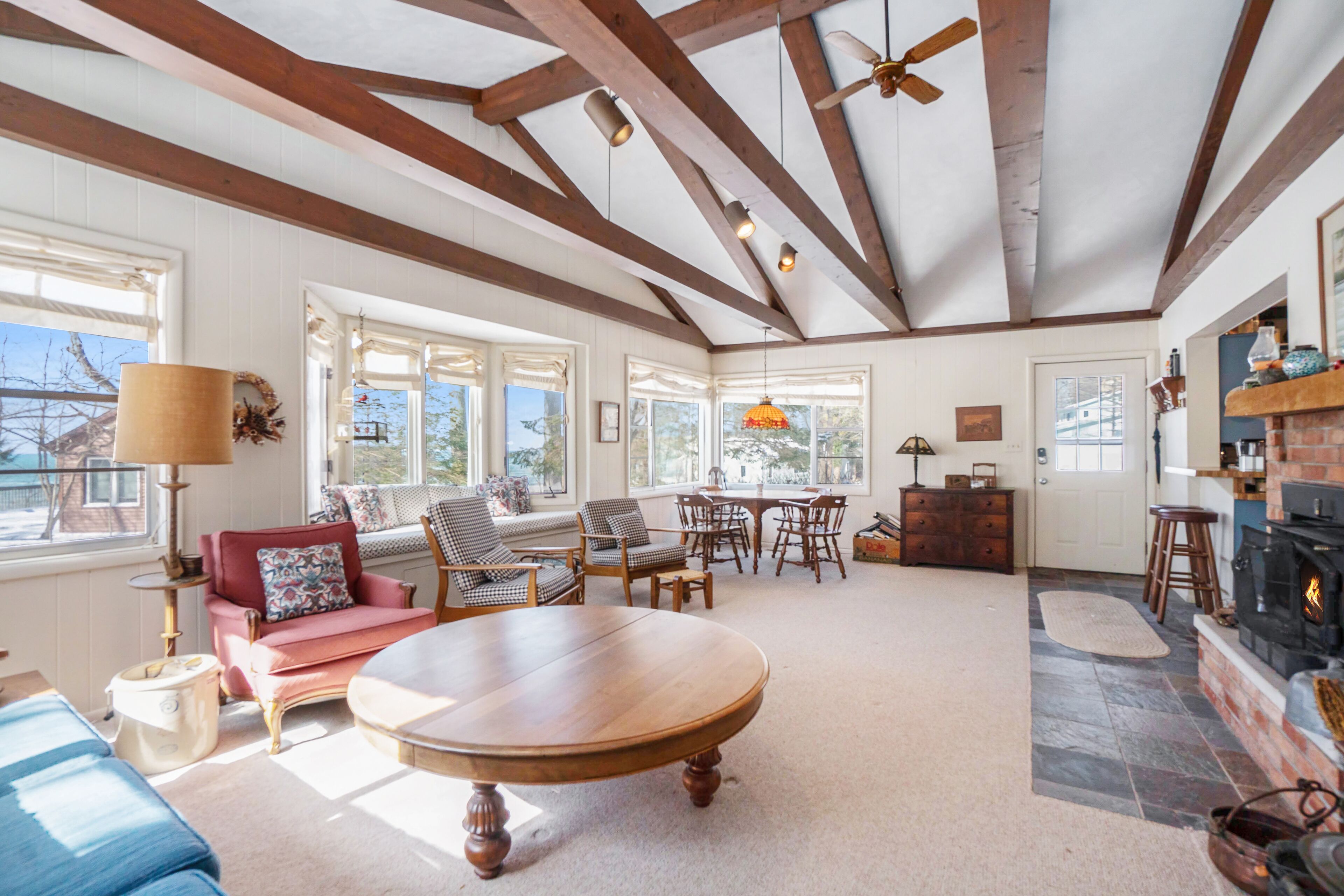 Dog-friendly home with Lake Michigan views, central AC, washer/dryer & free WiFi