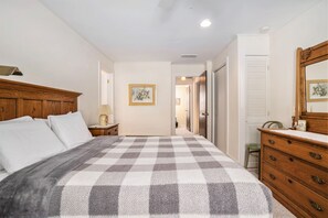3 bedrooms, iron/ironing board, free Internet, bed sheets - Inviting dog-friendly home with Lake Michigan views & charming sunroom (South Haven)