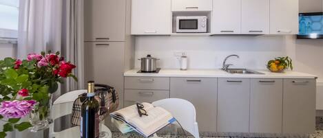 Réfrigérateur, micro-ondes, four, plaque de cuisson