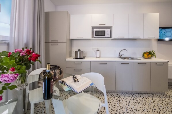 Kühlschrank, Mikrowelle, Ofen, Herdplatte