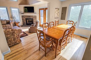 Torry Ridge Cabin, 3 Bedrooms, Hot Tub, Mountain View | In-room dining