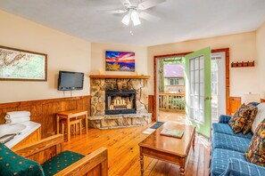 CabaƱa Premium, 1 cama King size y sofĆ” cama, hidromasaje, vista a la montaƱa | Ćrea de sala de estar | Televisión LED de 30 pulgadas con canales digitales y televisión