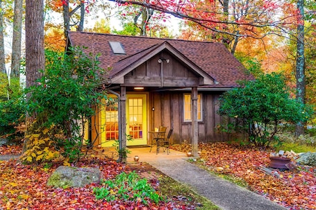 Hanging Rock Cabin, 2 Bedrooms, Jetted Tub, Mountain View | Terrace/patio