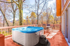 Sherando Cabin. 3 + Bedrooms, Hot Tub, Mountain View | Terrace/patio
