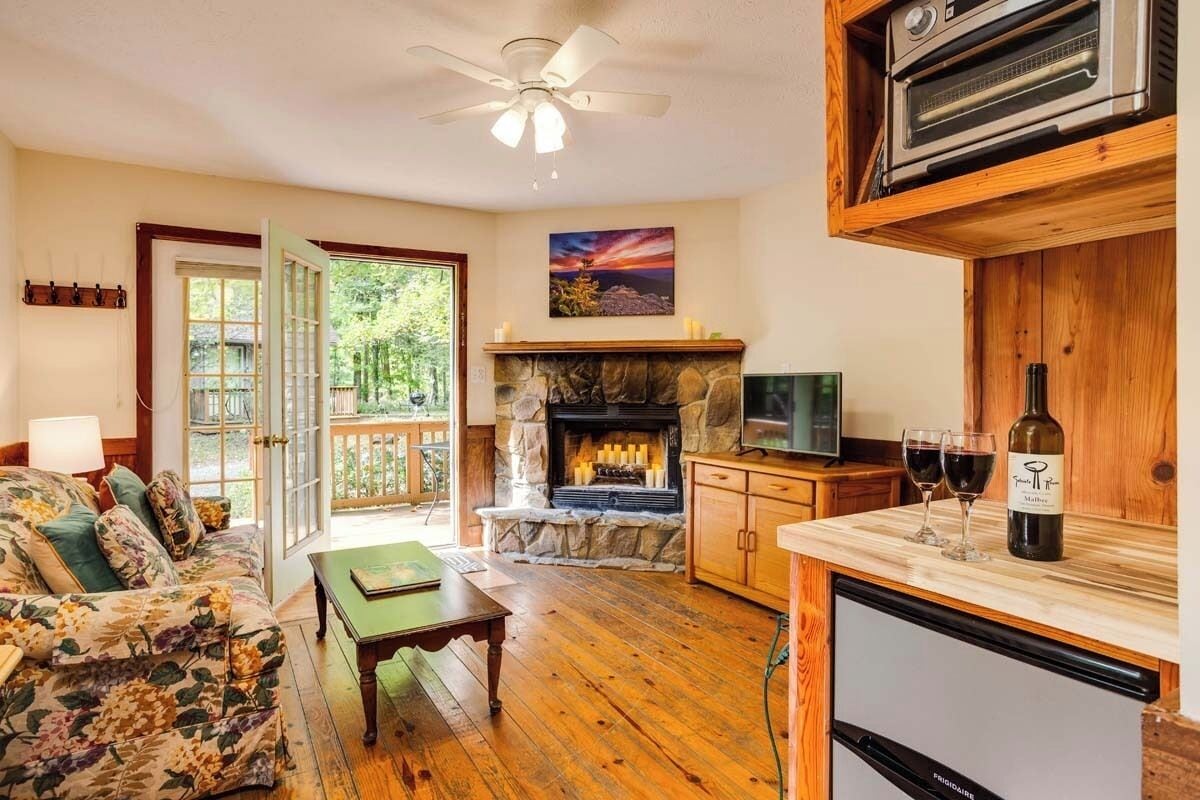 Kennedy Ridge Cabin, 1 King Bed with Sofa bed, Jetted Tub, Mountain View | Premium bedding, soundproofing, free WiFi, bed sheets