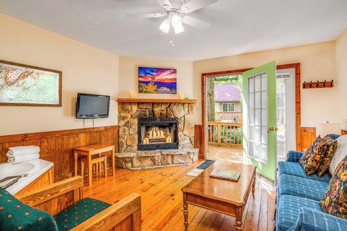 Dripping Rock Cabin, 1 King Bed with Sofa bed, Jetted Tub, Mountain View | Premium bedding, soundproofing, free WiFi, bed sheets