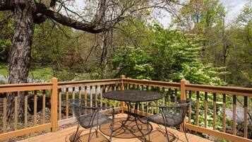Bee Mountain Cabin, 1 Queen Bed, Jetted Tub, Mountain View | Premium bedding, soundproofing, WiFi (free), bed sheets