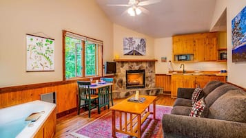 Cabana prèmium, 1 llit de matrimoni gran i sofà llit, banyera d'hidromassatge | Sala d'estar | Televisor LED de 30 polzades amb canals digitals i televisor