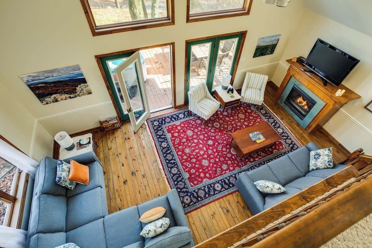 Sherando Cabin. 3 + Bedrooms, Hot Tub, Mountain View | Premium bedding, soundproofing, free WiFi, bed sheets