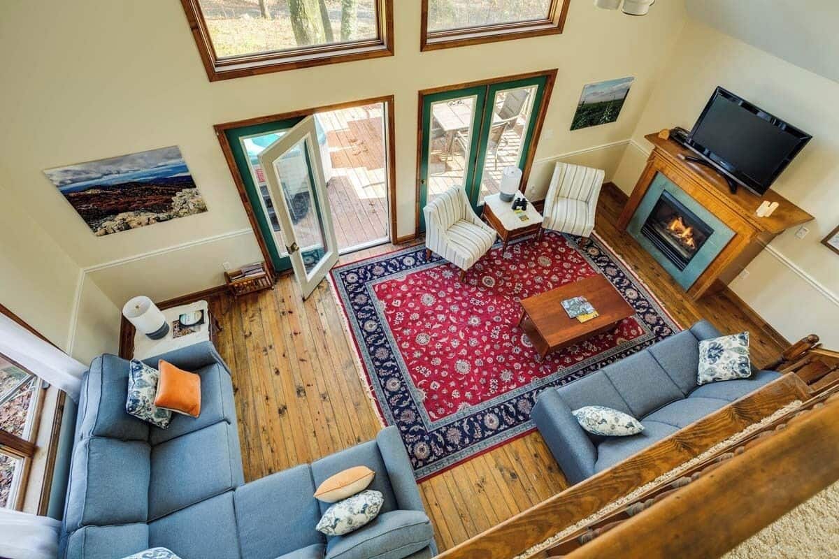 Sherando Cabin. 3 + Bedrooms, Hot Tub, Mountain View | Premium bedding, soundproofing, free WiFi, bed sheets