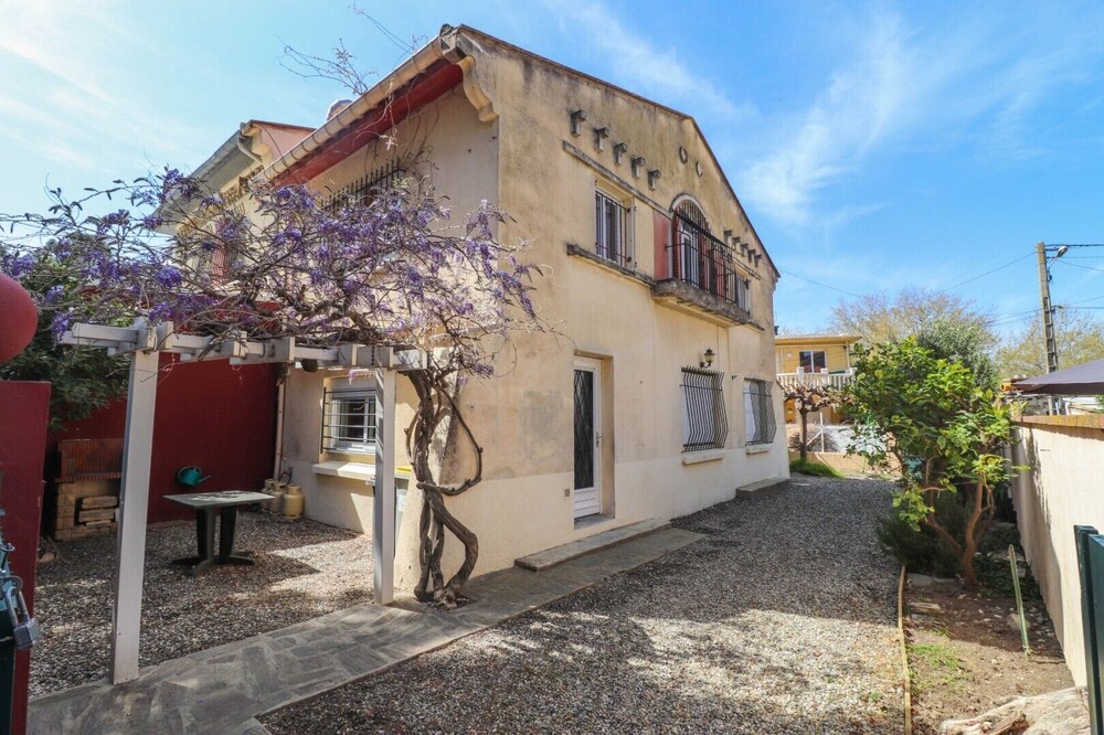 Gite villa House near beach sleeps 16 parking 3 cars