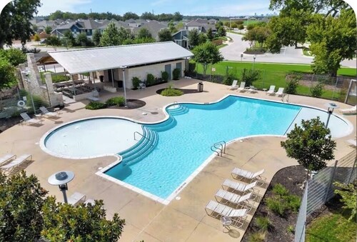 Charming Austin Home near DT, Airport with community pool