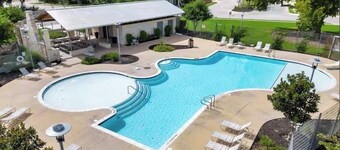 Charming Austin Home near DT, Airport with community pool