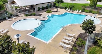Charming Austin Home near DT, Airport with community pool