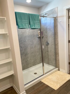 Baignoire, sèche-cheveux, serviettes fournies, savon