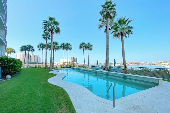 Una piscina cubierta, una piscina climatizada