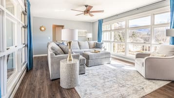 Télévision, cheminée, baby-foot