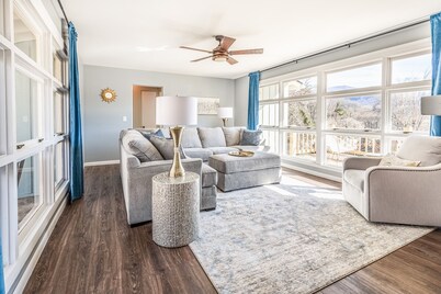 Wonderful escape near town & hiking with firepit, free WiFi, & furnished deck