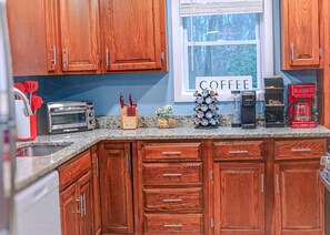 Fridge, microwave, oven, stovetop - Cozy and Private 3BR/2BA Near Casinos (Norwich)