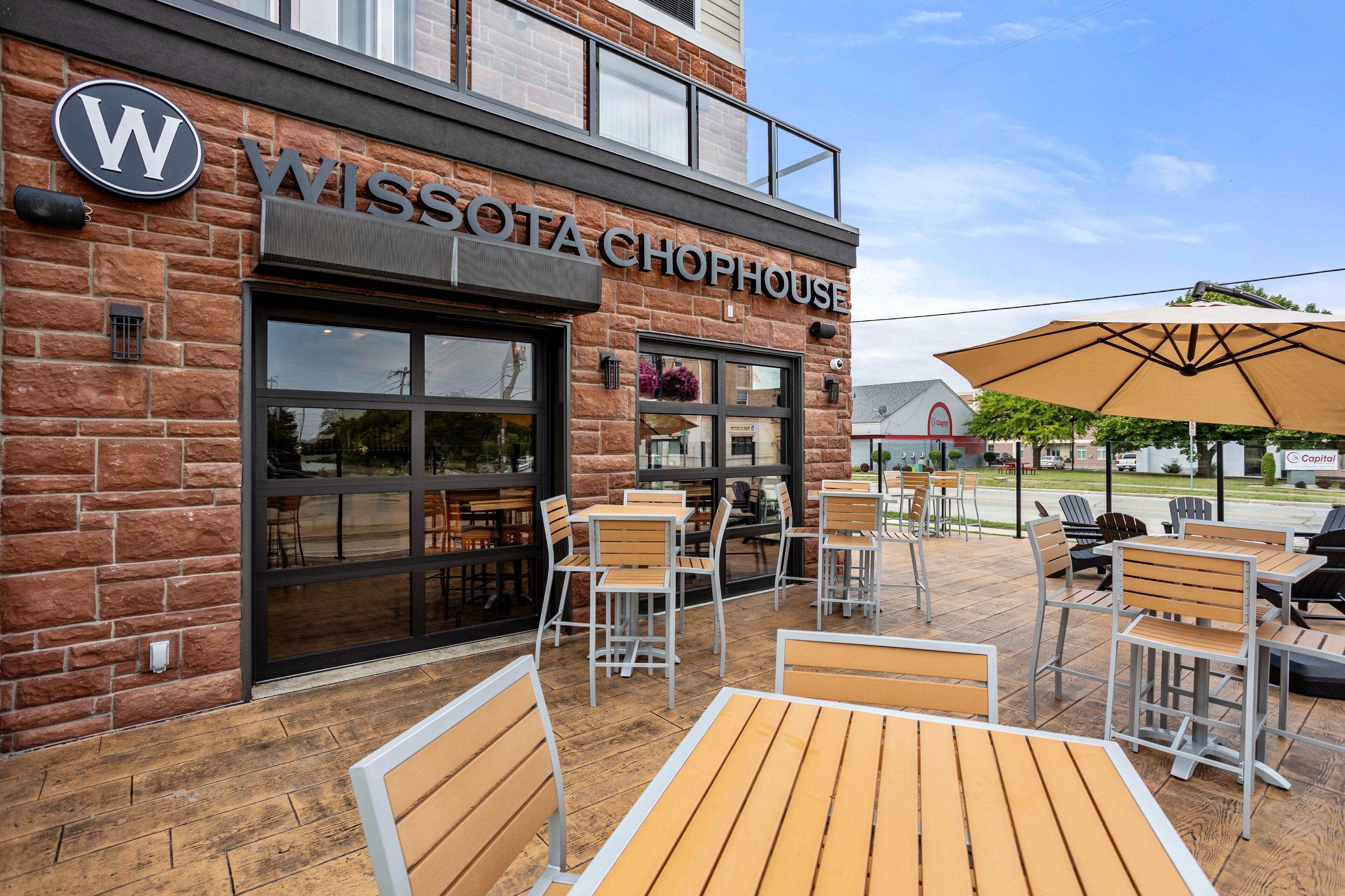 Un bâtiment en briques sur lequel on peut lire l’inscription « WISSOTA CHOPHOUSE ».