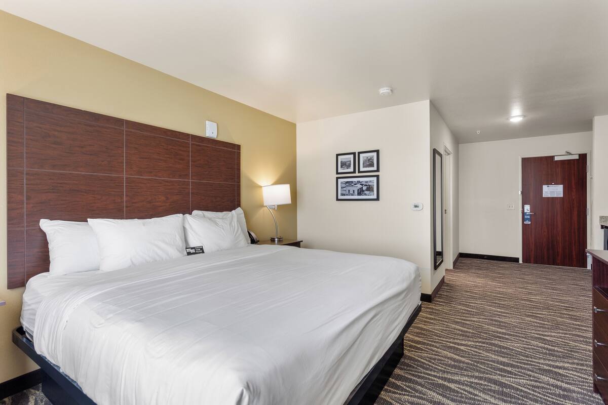 Kamar, 1 Tempat Tidur King, Bebas Asap Rokok (Guestroom) | Seprai premium, bantalan ekstra lembut, dan meja kerja