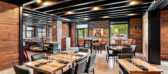 科布尔斯通酒店套房 - 德佩尔/格林湾