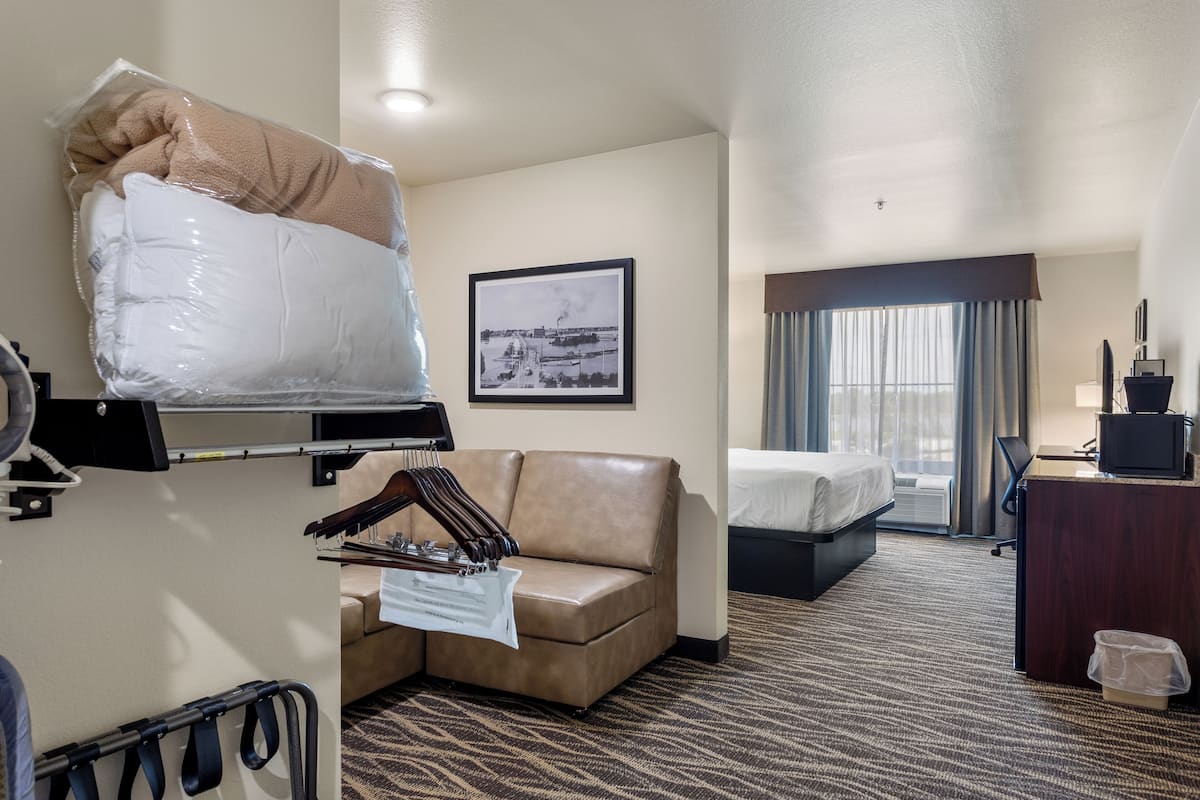 Studio, 1 Tempat Tidur King dengan tempat tidur Sofa, akses difabel, Bebas Asap Rokok | Seprai premium, bantalan ekstra lembut, dan meja kerja