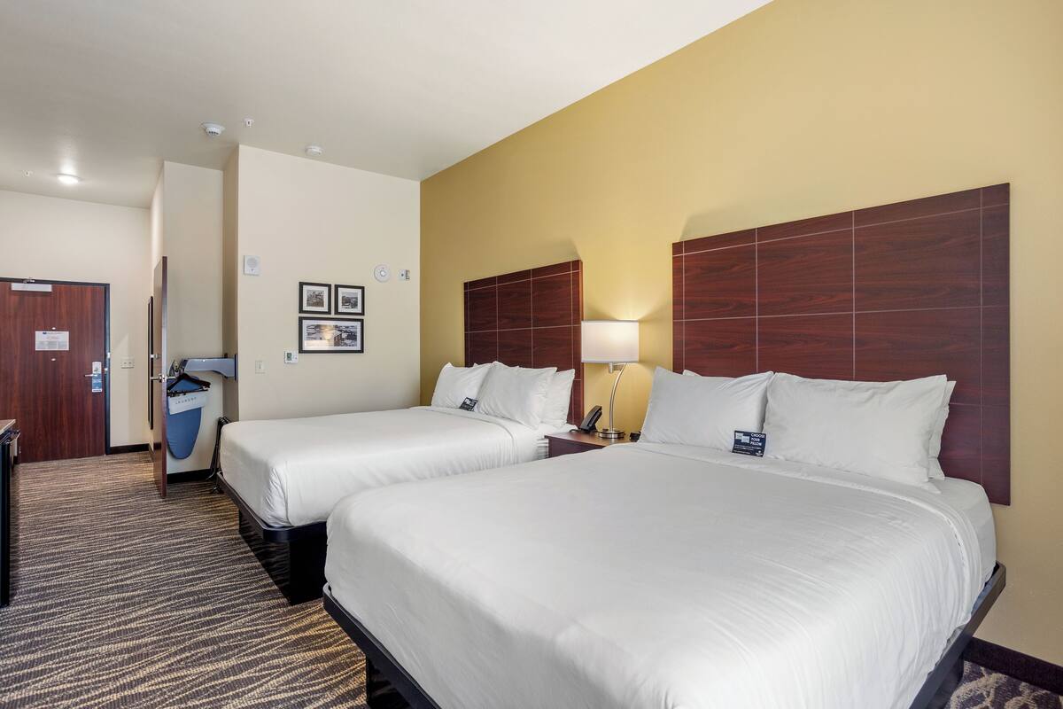Kamar, 2 Tempat Tidur Queen, akses difabel, Bebas Asap Rokok (Guestroom Audible/Visual Alert) | Seprai premium, bantalan ekstra lembut, dan meja kerja