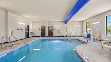 Piscina coperta, con ingresso dalle 08:00 alle 22:00, lettini