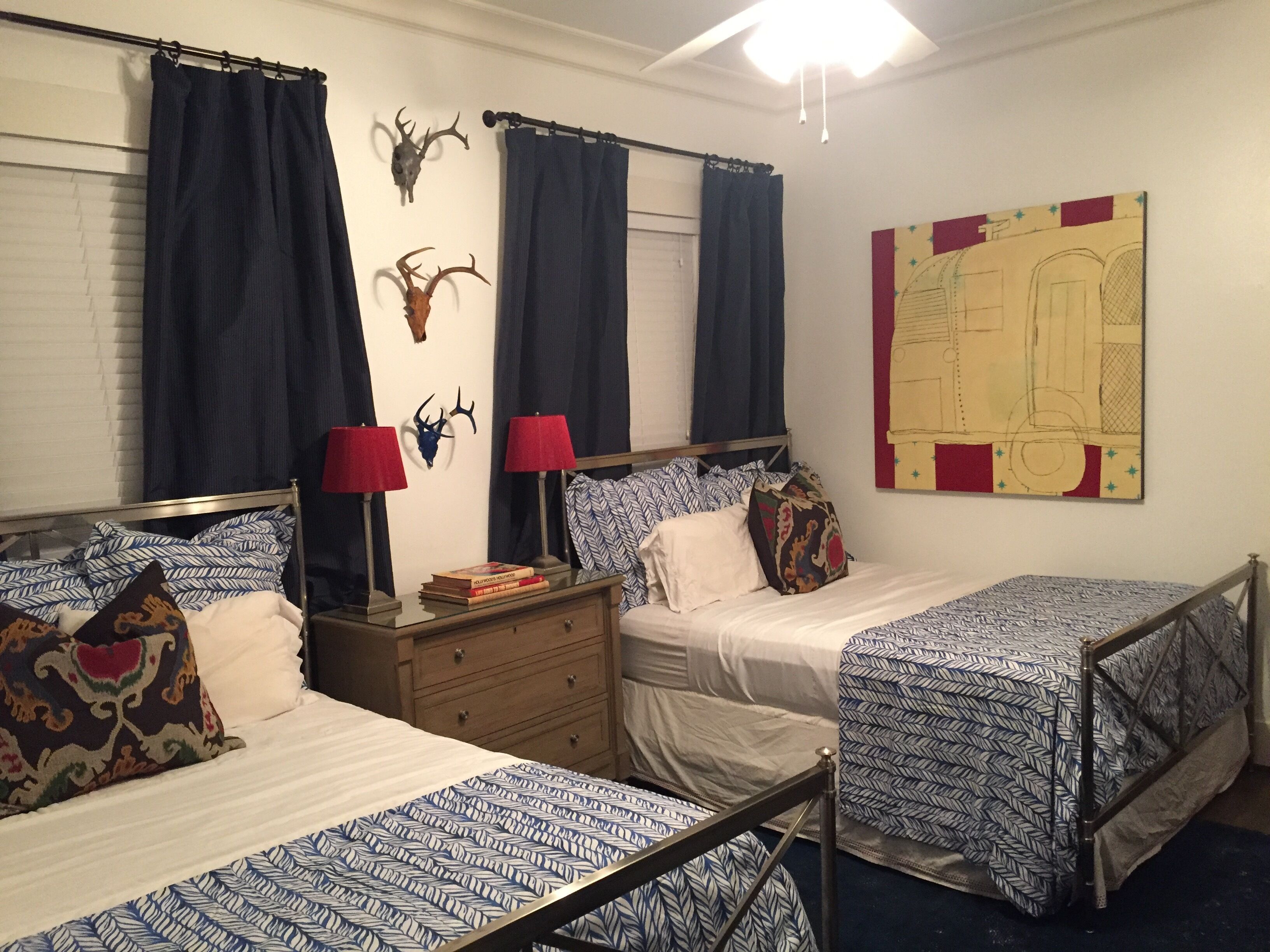 Beautiful Bungalow walking distance to the Pleasure Pier and Seawall.