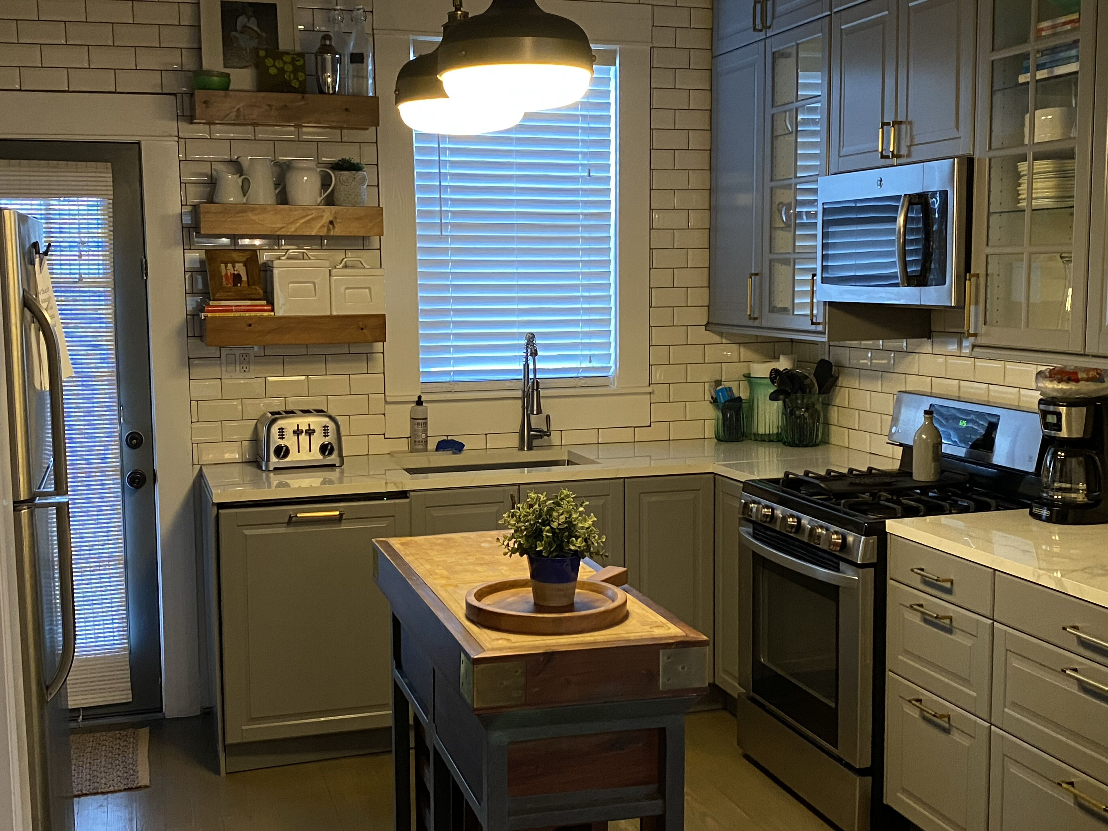 Beautiful Bungalow walking distance to the Pleasure Pier and Seawall.