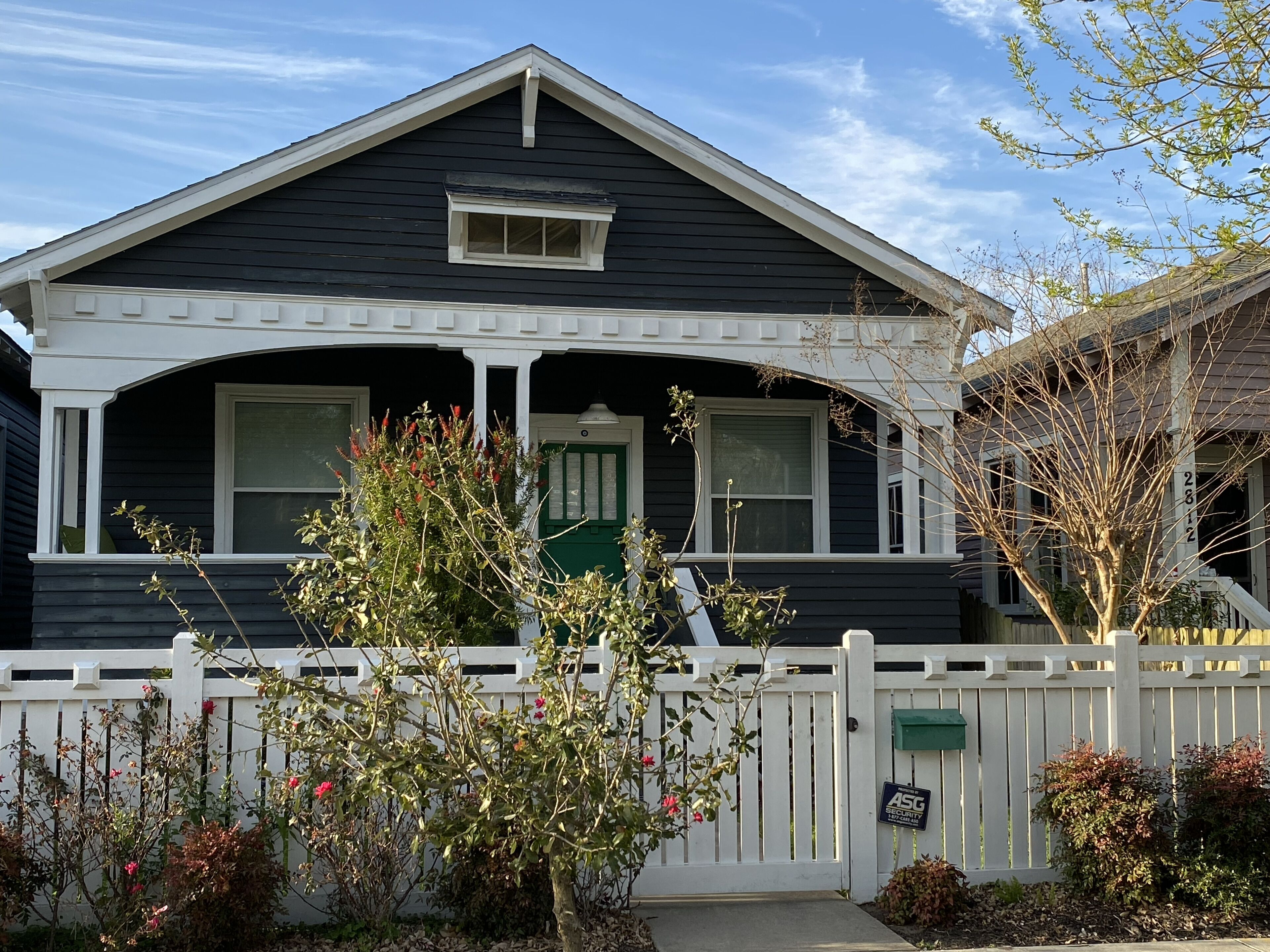 Beautiful Bungalow walking distance to the Pleasure Pier and Seawall.