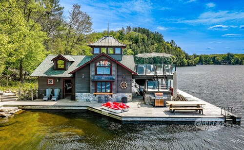 Gorgeous 6 bed 3 bath cottage on Lake Muskoka! West Exposure! Beach! Hot Tub!